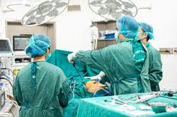 Bạch Mai cơ sở Ninh B&igrave;nh: Đưa đại phẫu tuyến cuối về v&ugrave;ng 'cố đ&ocirc;'