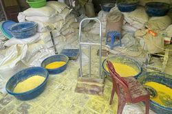 Bắt Đặng Thị Nga sản xuất gần 5 tấn tinh bột nghệ giả từ bột sắn, bột ngô