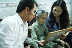 X&uacute;c động mẹ Việt Nam anh h&ugrave;ng 105 tuổi ng&agrave;y đ&ecirc;m ng&oacute;ng h&agrave;i cốt con sau khi lấy mẫu ADN