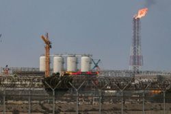 Iran dọa phong tỏa c&aacute;c tuyến năng lượng huyết mạch trước sức &eacute;p từ Mỹ