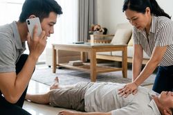 3 phút đầu cần làm gì khi gặp người bị co giật hoặc ngất