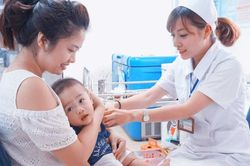 Khi tiêm chủng không còn là câu chuyện của trẻ em