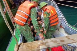 Biên phòng Nghệ An kịp thời cứu thuyền viên bị tai nạn lao động trên biển