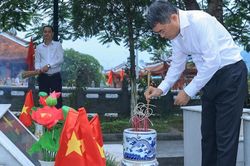 Thủ tướng Lê Minh Hưng dâng hương tri ân các Anh hùng liệt sĩ tại Nghĩa trang quốc gia Vị Xuyên