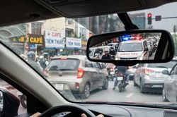 Gặp xe cấp cứu ph&iacute;a sau, nhường đường thế n&agrave;o để vừa đ&uacute;ng luật, vừa an to&agrave;n?