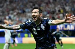Hai kiến tạo trước tuyển Anh gi&uacute;p Messi x&ocirc; đổ kỷ lục World Cup