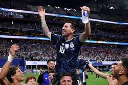Messi n&oacute;i điều đặc biệt khi Argentina ngược d&ograve;ng hạ tuyển Anh