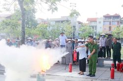 Cảnh sát PCCC hướng dẫn các kỹ năng xử lý đám cháy thời điểm ban đầu