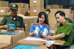 Hai cựu c&aacute;n bộ hải quan c&ugrave;ng '&ocirc;ng tr&ugrave;m' sản xuất thực phẩm giả chuẩn bị hầu t&ograve;a