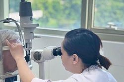 Người dân chủ động thăm khám sức khỏe định kỳ