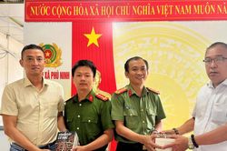 Báo Đại đoàn kết tặng 100 cuốn sách cho Công an xã Phú Ninh, Đà Nẵng