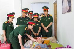 Phụ nữ Quân đội trao 300 suất quà tri ân tại Đà Nẵng, Quảng Ngãi
