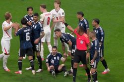 Messi bị phạm lỗi, cả đội Argentina lao ra 'n&oacute;i chuyện phải tr&aacute;i'