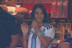 Vợ Messi bật kh&oacute;c