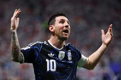Kỳ t&iacute;ch của Messi được nối d&agrave;i