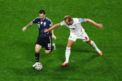 Khoảnh khắc Messi ph&ocirc; diễn đẳng cấp trước Kane v&agrave; Gordon