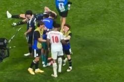 Video Bellingham tát vào đầu cầu thủ Argentina