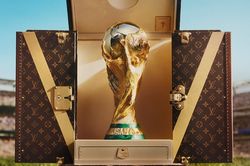 Chiếc rương Louis Vuitton đựng cúp vô địch World Cup gây chú ý