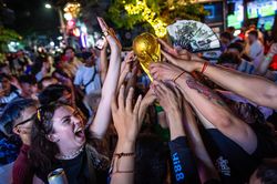 CĐV Argentina n&acirc;ng c&uacute;p tại H&agrave; Nội sau m&agrave;n ngược d&ograve;ng ở World Cup
