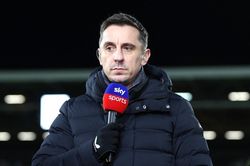 Romero mỉa mai Gary Neville ngốc nghếch