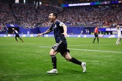 Cả thế giới bóng đá sợ chân trái, Messi thắng bằng chân phải