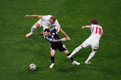 Lionel Messi đ&atilde; 'k&eacute;o sập' h&agrave;ng thủ tuyển Anh như thế n&agrave;o?