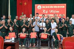 Thủ tướng L&ecirc; Minh Hưng thăm, tặng qu&agrave; c&aacute;c thương binh, bệnh binh tại Ninh B&igrave;nh