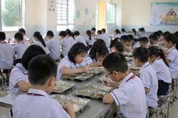 Từ năm học 2026-2027, học sinh tiểu học H&agrave; Nội được hỗ trợ mức ăn b&aacute;n tr&uacute; thế n&agrave;o?