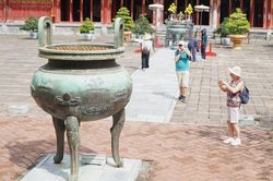 Du khách có thể bị dừng tham quan di tích Huế nếu ăn mặc phản cảm