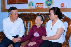 B&iacute; thư Tỉnh ủy Thanh H&oacute;a thăm, tặng qu&agrave; người c&oacute; c&ocirc;ng dịp 27.7