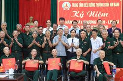 Thủ tướng L&ecirc; Minh Hưng thăm, tặng qu&agrave; c&aacute;c thương binh, bệnh binh tại Ninh B&igrave;nh