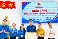 Trao Huy hiệu 'Tuổi trẻ dũng cảm' cho nam sinh cứu người đuối nước