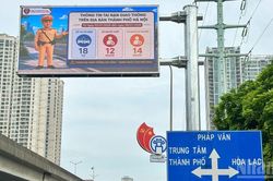 [Ảnh] Hà Nội đưa vào vận hành 36 màn hình LED cảnh báo giao thông theo thời gian thực