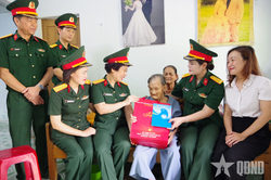 Ban Phụ nữ Qu&acirc;n đội trao qu&agrave; tặng c&aacute;c đối tượng ch&iacute;nh s&aacute;ch, người c&oacute; c&ocirc;ng