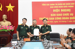 Thượng tướng L&ecirc; Quang Minh chủ tr&igrave; hội nghị b&agrave;n giao chức vụ Trưởng ban C&ocirc;ng đo&agrave;n Quốc ph&ograve;ng