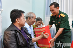 Bộ CHQS tỉnh An Giang: Thăm hỏi, tặng qu&agrave; hỗ trợ gia đ&igrave;nh ch&iacute;nh s&aacute;ch, người c&oacute; c&ocirc;ng tr&ecirc;n địa b&agrave;n phường Rạch Gi&aacute;