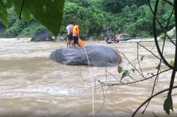 Bộ đội Bi&ecirc;n ph&ograve;ng tỉnh Lai Ch&acirc;u cứu người mắc kẹt trong lũ