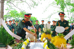 Tư lệnh Qu&acirc;n khu 4 d&acirc;ng hương tri &acirc;n c&aacute;c anh h&ugrave;ng liệt sĩ, kiểm tra nhiệm vụ tại Đảo M&ecirc;