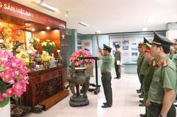 Dâng hương tưởng niệm Chủ tịch Hồ Chí Minh và các Anh hùng liệt sĩ nhân kỷ niệm 64 năm Ngày truyền thống lực lượng Cảnh sát nhân dân