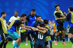 Tuyển thủ Argentina c&ugrave;ng người th&acirc;n bật kh&oacute;c khi v&agrave;o chung kết World Cup