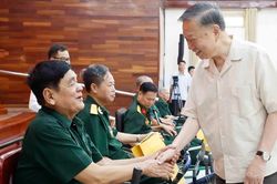 Lãnh đạo Đảng, Nhà nước thăm, tặng quà thương binh, bệnh binh và người có công