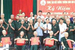 Thủ tướng L&ecirc; Minh Hưng: Thực hiện tốt c&ocirc;ng t&aacute;c đền ơn đ&aacute;p nghĩa với người c&oacute; c&ocirc;ng v&agrave; th&acirc;n nh&acirc;n