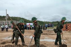 Gia Lai: Bộ đội giúp dân xây nhà tái định cư