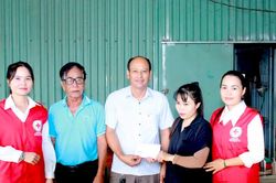 Gia Lai: Trao tiền hỗ trợ đợt 2 đến gia đình anh Vi Hồng Quang