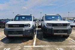 [GALLERY] 'Hàng nóng' Toyota Land Cruiser FJ cập cảng Việt Nam, chờ ra mắt