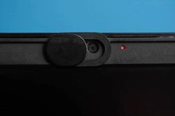 Chấm đỏ trên webcam laptop có phải bị theo dõi?