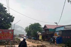 Lũ ống cuốn đất đá vào khu dân cư ở Lào Cai