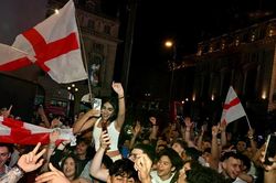 World Cup và nắng nóng đỉnh điểm kích cầu mua sắm tại Anh