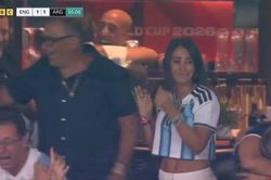 'N&oacute;c nh&agrave;' bật kh&oacute;c tr&ecirc;n kh&aacute;n đ&agrave;i sau m&agrave;n 'cứu' Argentina xuất thần của Messi