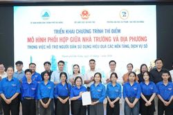 Sinh viên Đà Nẵng về phường hỗ trợ người dân làm thủ tục trực tuyến